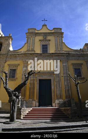 Vue extérieure panoramique du style roman Parrocchia San Giovanni Battista à Enna Sicile, Italie. Banque D'Images