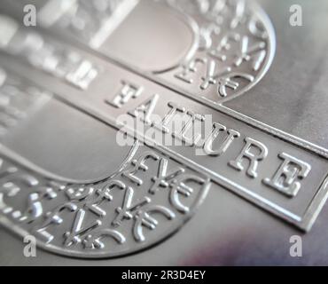 Gros plan macro d'une pièce de monnaie en argent pure avec une icône Bitcoin Banque D'Images