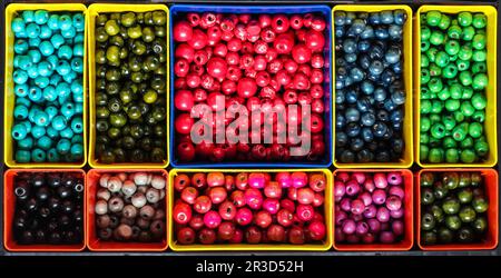 Perles en bois coloré Banque D'Images