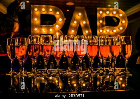 Verres à cocktail sur un comptoir de bar Banque D'Images