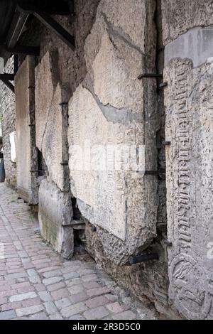 Pierres tombales au passage de Sainte-Catherine dans la vieille ville de Tallinn, Estonie Banque D'Images