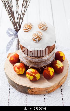 Gâteau de Pâques et œufs peints sur fond blanc Banque D'Images