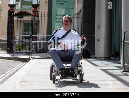 Londres, Angleterre, Royaume-Uni. 23rd mai 2023. L'avocat des médias MARK LEWIS est vu quitter la haute Cour après avoir témoigné au procès de piratage téléphonique contre Mirror Group Newspapers (MGN). Un certain nombre de chiffres de grande envergure ont porté plainte contre MGN au sujet de la collecte présumée d'informations illégales dans ses titres. (Credit image: © Tayfun Salci/ZUMA Press Wire) USAGE ÉDITORIAL SEULEMENT! Non destiné À un usage commercial ! Banque D'Images