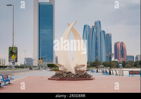 Abou Dhabi, eau - 19 mars 2023 : paysage urbain d'Abou Dhabi sur 27 mars 2014, eau. Abu Dhabi est la capitale et la deuxième ville la plus peuplée de l'unité Banque D'Images