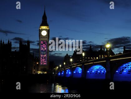 Elizabeth Tower avec exposition de lumière célébrant le couronnement du roi Charles III avec le pont de Westminster sur la droite, Londres, Royaume-Uni. Banque D'Images