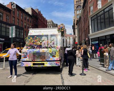 Les visiteurs s'alignent pour recevoir gratuitement de la crème glacée dans un camion d'activation de marque pour une collaboration entre les produits de rasage Rifle Paper co. Et GilletteÕs venus pour femmes, à Union Square, vendredi, 19 mai 2023. (© Frances M. Roberts) Banque D'Images