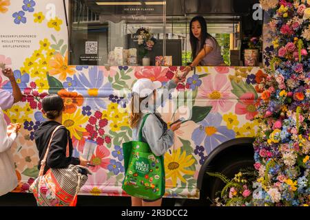 Les visiteurs s'alignent pour recevoir gratuitement de la crème glacée dans un camion d'activation de marque pour une collaboration entre les produits de rasage Rifle Paper co. Et GilletteÕs venus pour femmes, à Union Square, vendredi, 19 mai 2023. (© Richard B. Levine) Banque D'Images