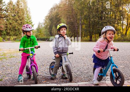 Les enfants sont prêts pour la première compétition de cyclisme Banque D'Images