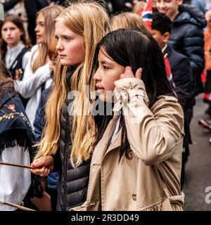 Sandnes, Norvège, 17 mai 2023, les adolescentes qui regardent les défilés de la rue le jour de l'indépendance norvégienne Banque D'Images