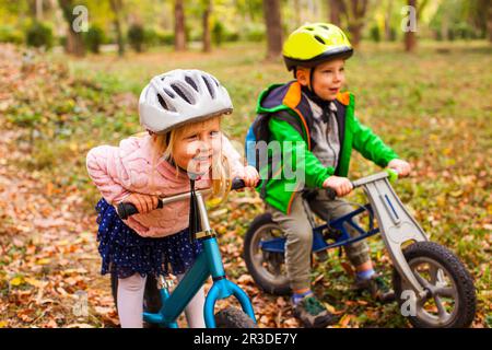 Une fille dynamique et intrépide sur un vélo d'équilibre Banque D'Images