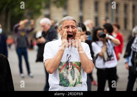 Paris, France. 22nd mai 2023. Un manifestant scanne des slogans pendant la démonstration. Manifestation organisée à Paris par un collectif féministe et gauchiste en solidarité avec les prisonniers, les condamnés à mort et les familles des personnes exécutées en Iran. De la place de la République à la Fontaine des innocents, les manifestants ont exigé la fin immédiate des exécutions en Iran. (Photo par Telmo Pinto/SOPA Images/Sipa USA) crédit: SIPA USA/Alay Live News Banque D'Images