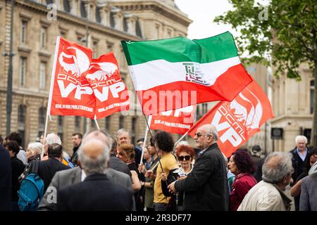 Paris, France. 22nd mai 2023. Les manifestants branle des drapeaux pendant la manifestation. Manifestation organisée à Paris par un collectif féministe et gauchiste en solidarité avec les prisonniers, les condamnés à mort et les familles des personnes exécutées en Iran. De la place de la République à la Fontaine des innocents, les manifestants ont exigé la fin immédiate des exécutions en Iran. (Photo par Telmo Pinto/SOPA Images/Sipa USA) crédit: SIPA USA/Alay Live News Banque D'Images