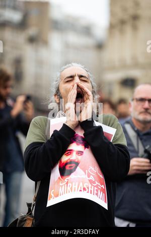 Paris, France. 22nd mai 2023. Un manifestant scanne des slogans pendant la démonstration. Manifestation organisée à Paris par un collectif féministe et gauchiste en solidarité avec les prisonniers, les condamnés à mort et les familles des personnes exécutées en Iran. De la place de la République à la Fontaine des innocents, les manifestants ont exigé la fin immédiate des exécutions en Iran. (Photo par Telmo Pinto/SOPA Images/Sipa USA) crédit: SIPA USA/Alay Live News Banque D'Images