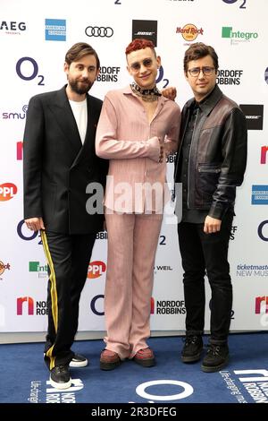 Mikey Goldsworthy, Olly Alexander et Emre Türkmen d'années et d'années assistent aux Oscars Silver Clef O2 de Noroff Robbins 2019 à Grosvenor House Hotel à Londres. Banque D'Images