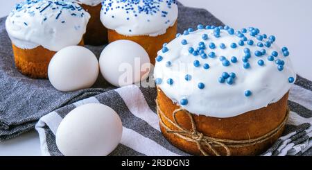 Œufs de Pâques. Joyeuses Pâques. Vacances orthodoxes de Pâques. Cuisine traditionnelle. Gâteau de pâques maison tendance et créatif. Se Banque D'Images