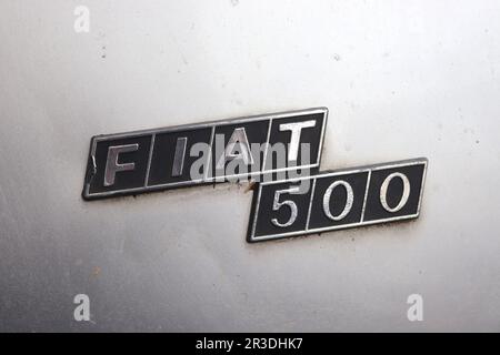 Badge Fiat 500 monté sur le capot arrière du moteur d'un exemple de sliver de l'une de ces voitures culte. Le Cinquecento est encore vu dans les rues de Rome aujourd'hui. Banque D'Images