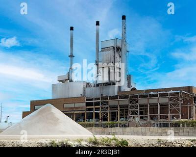 Centrale au charbon abandonnée avec un tas de gravier blanc Banque D'Images