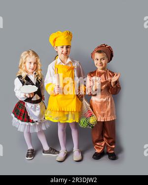 Les petits enfants en costume de chef et de serveur Banque D'Images