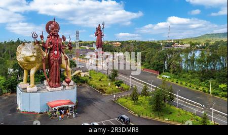 Luftaufnahme von Hindouistische Statue von Göttin Durga Mata mit Löwe und Gott Shiva von Hindu religion, rechts Heiliger See Ganga Talao, Maurice Banque D'Images