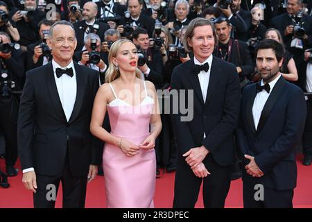 (De gauche à droite) Tom Hanks, Scarlett Johansson, Wes Anderson et Jason Schwartzman assistent à la première d'Astroid City lors du Festival de Cannes 76th. Date de la photo: Mardi 23 mai 2023. Le crédit photo devrait se lire comme suit : Doug Peters/PA Wire Banque D'Images