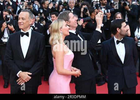 (De gauche à droite) Tom Hanks, Scarlett Johansson, Wes Anderson et Jason Schwartzman assistent à la première d'Astroid City lors du Festival de Cannes 76th. Date de la photo: Mardi 23 mai 2023. Le crédit photo devrait se lire comme suit : Doug Peters/PA Wire Banque D'Images