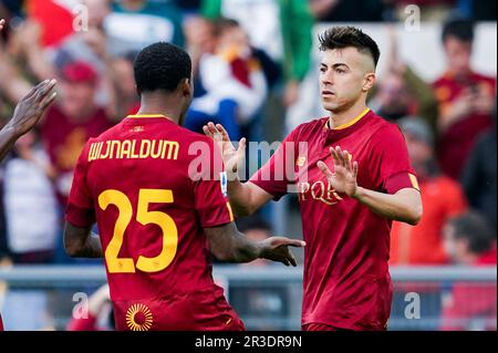 Stephan El Shaarawy d'AS Roma fête avec Georginio Wijnaldum d'AS Roma après avoir marqué le premier but lors de la série Un match entre AS Roma et US Salernitana au Stadio Olimpico, Rome, Italie, le 22 mai 2023. Banque D'Images