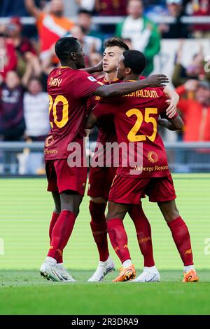 Rome, Italie. 22nd mai 2023. Stephan El Shaarawy d'AS Roma fête avec Mady Camara d'AS Roma et Georginio Wijnaldum d'AS Roma après avoir marqué le premier but de la série Un match entre AS Roma et US Salernitana au Stadio Olimpico, Rome, Italie, le 22 mai 2023. Credit: Giuseppe Maffia/Alay Live News Banque D'Images