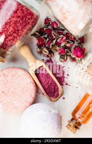 Cosmétique biologique maison avec boutons de roses secs. Banque D'Images