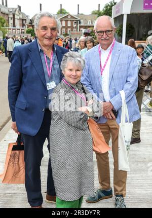 Londres, Royaume-Uni. 22nd mai 2023. Jim carter, Imelda Staunton et Jim Broadbent assistent à la journée de presse du RHS Chelsea Flower Show 2023 à Londres. Crédit : SOPA Images Limited/Alamy Live News Banque D'Images