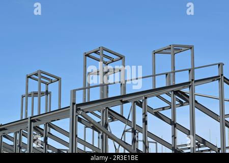 Cadre en acier d'une nouvelle école en cours de construction. Personne. Banque D'Images