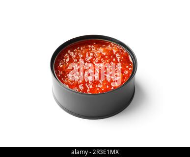 Caviar de saumon rouge dans une boîte ouverte noire sur fond blanc. Fruits de mer délicieux utiles, poisson en conserve. Banque D'Images