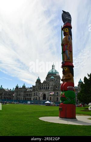 Apprentissage du totem pole sur les motifs de l'Assemblée législative de la Colombie-Britannique. Banque D'Images