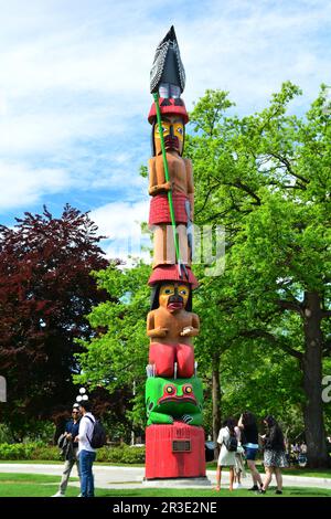 Apprentissage du totem pole sur les motifs de l'Assemblée législative de la Colombie-Britannique. Banque D'Images