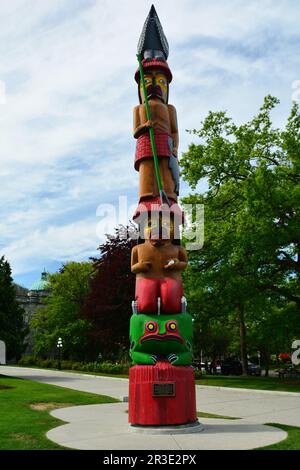 Apprentissage du totem pole sur les motifs de l'Assemblée législative de la Colombie-Britannique. Banque D'Images