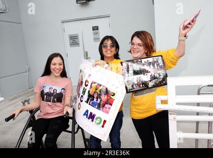 Miami, États-Unis d'Amérique. 23rd mai 2023. DORAL, FL-MAY 23: Les fans saluent CNCO à l'extérieur du spectacle du matin "Despierta America" d'Univision sur 23 mai 2023 à Doral. Floride. (Photo par Alberto E. Tamargo/Sipa USA) crédit: SIPA USA/Alay Live News Banque D'Images