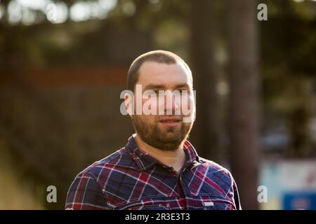 Portrait d'un homme d'âge moyen avec une barbe dans une chemise Banque D'Images