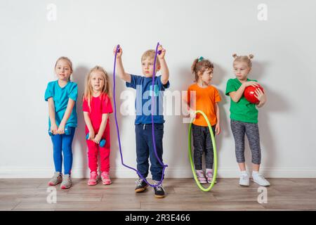 Les jeunes enfants adorent faire des activités physiques à la maternelle Banque D'Images