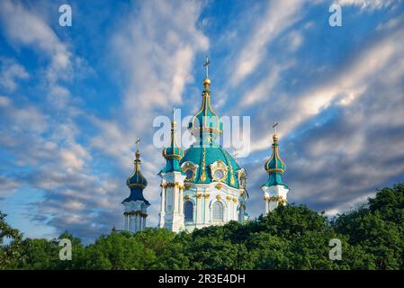 Dômes d'or de l'église Saint Andrew à Kiev contre le ciel dramatique à Kiev. La capitale de l'Ukraine - Kiev. Banque D'Images