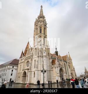 Budapest, Hongrie - 26 novembre 2022: Touristes devant l'église Matthias, la colline de Buda, Budapest, Hongrie, un jour d'hiver. Banque D'Images