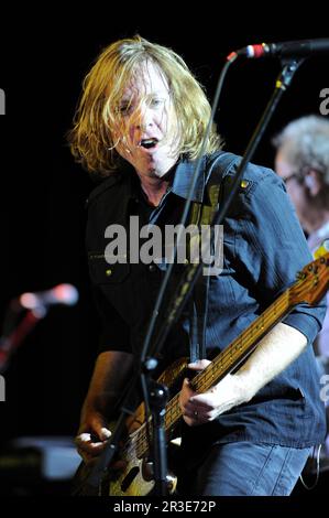 Milan Italie 2010-04-11: Jeff Pilson bassiste de l'étranger pendant le concert à Alcatraz Banque D'Images