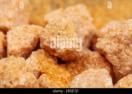 Cubes de sucre de canne brun isolé sur fond blanc Banque D'Images