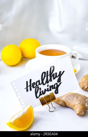 VIE SAINE - écrit sur un morceau de papier parmi les produits pour le traitement du froid commun - citron, gingembre, thé de camomille. V Banque D'Images