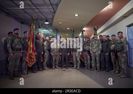 Vuhledar, Ukraine. 23rd mai 2023. Le président ukrainien Volodymyr Zelenskyy, au centre, pose avec une unité de Marines d'Ukraine lors d'une visite à des postes de première ligne dans la région de Donetsk, 23 mai 2023 à Vuhledar, oblast de Donetsk, Ukraine. Zelenskyy a visité les troupes pour célébrer le jour des Marines. Crédit: Pool photo/Bureau de presse présidentiel ukrainien/Alamy Live News Banque D'Images