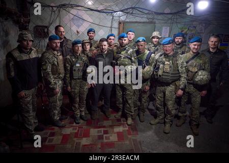 Vuhledar, Ukraine. 23rd mai 2023. Le président ukrainien Volodymyr Zelenskyy, au centre, pose avec une unité de Marines d'Ukraine lors d'une visite à des postes de première ligne dans la région de Donetsk, 23 mai 2023 à Vuhledar, oblast de Donetsk, Ukraine. Zelenskyy a visité les troupes pour célébrer le jour des Marines. Crédit: Pool photo/Bureau de presse présidentiel ukrainien/Alamy Live News Banque D'Images