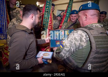 Vuhledar, Ukraine. 23rd mai 2023. Le président ukrainien Volodymyr Zelenskyy, à gauche, reçoit un ensemble de pièces de la part du lieutenant-général Yuriy Sodol, commandant des Marines d'Ukraine, à droite, lors d'une visite à des postes en première ligne dans la région de Donetsk, à 23 mai 2023, à Vuhledar, oblast de Donetsk, en Ukraine. Zelenskyy a rendu visite aux troupes pour célébrer le jour des Marines et décerner des médailles de bravoure. Crédit: Pool photo/Bureau de presse présidentiel ukrainien/Alamy Live News Banque D'Images