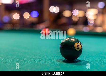 Image du concept de piscine (sports de CUE, billard). Boules sur une table de billard dans un hall de piscine. Banque D'Images