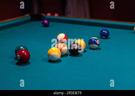 Image du concept de piscine (sports de CUE, billard). Boules sur une table de billard dans un hall de piscine. Banque D'Images