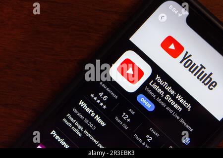 Icône de l'application YouTube affichée dans un App Store sur l'écran d'un iPhone. YouTube est une plate-forme américaine de partage de vidéos et de réseaux sociaux en ligne appartenant à Google. Banque D'Images