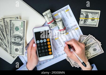 Kiev, Ukraine - Mai 2021. Les femmes millénaires authentiques et sincères comptent de l'argent usd. Les mains des femmes d'affaires comptent l'abondance un Banque D'Images