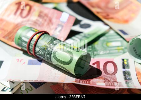 Gros plan sur la liste des Euro Money. Jeu de billets en euros - monnaie de l'UE. Roulé avec des billets d'euro en caoutchouc. Billets empilés sur eac Banque D'Images